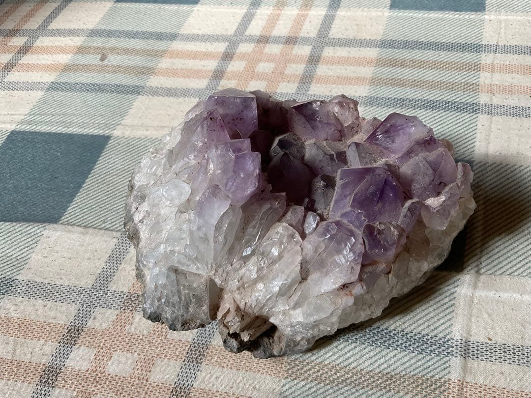 紫水晶。天然石。【インテリアにどうぞ！重量、1.6kg。17cm×11cm】。