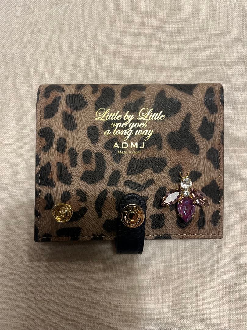 エーディーエムジェイ ＴＨＥ　ＢＥＥ 牛革ヘアカーフ型押し ミニウォレット