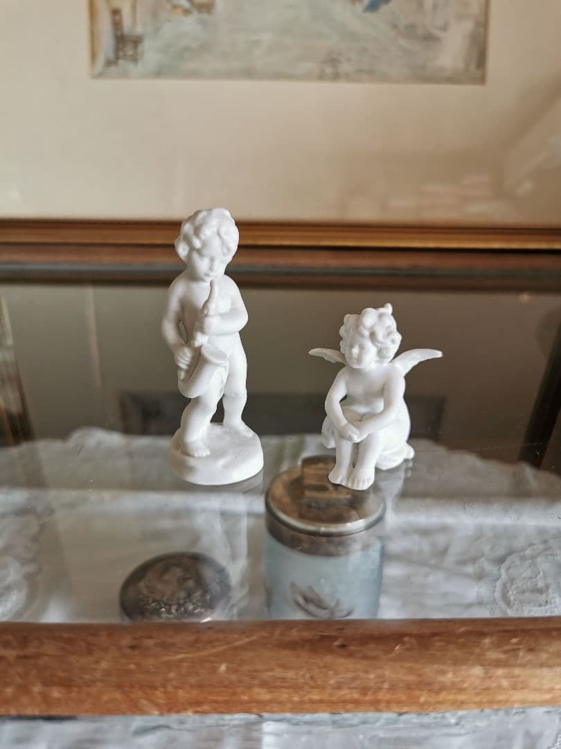 アンティークドイツフィギュリン 二体セット サクソフォンを吹く子供＆膝を抱く天使