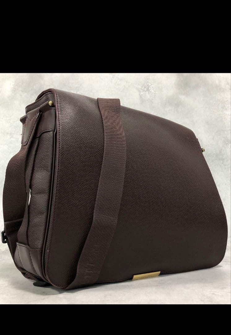 極美品✨ルイヴィトン タイガ ヴィクトール メッセンジャーバッグ レザー A4