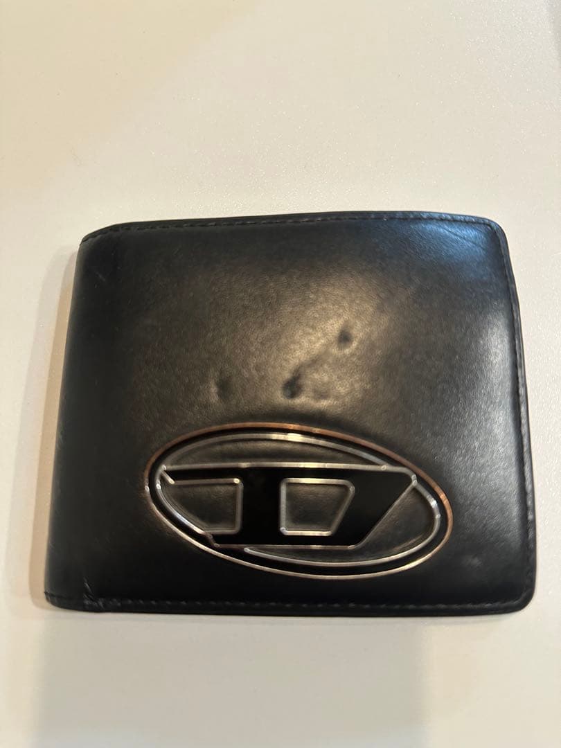 dieselブラックレザー二つ折り財布 ロゴ付き