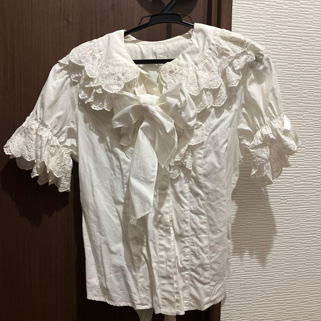 d*9様 レースフリフリ　リボン付きホワイトブラウス