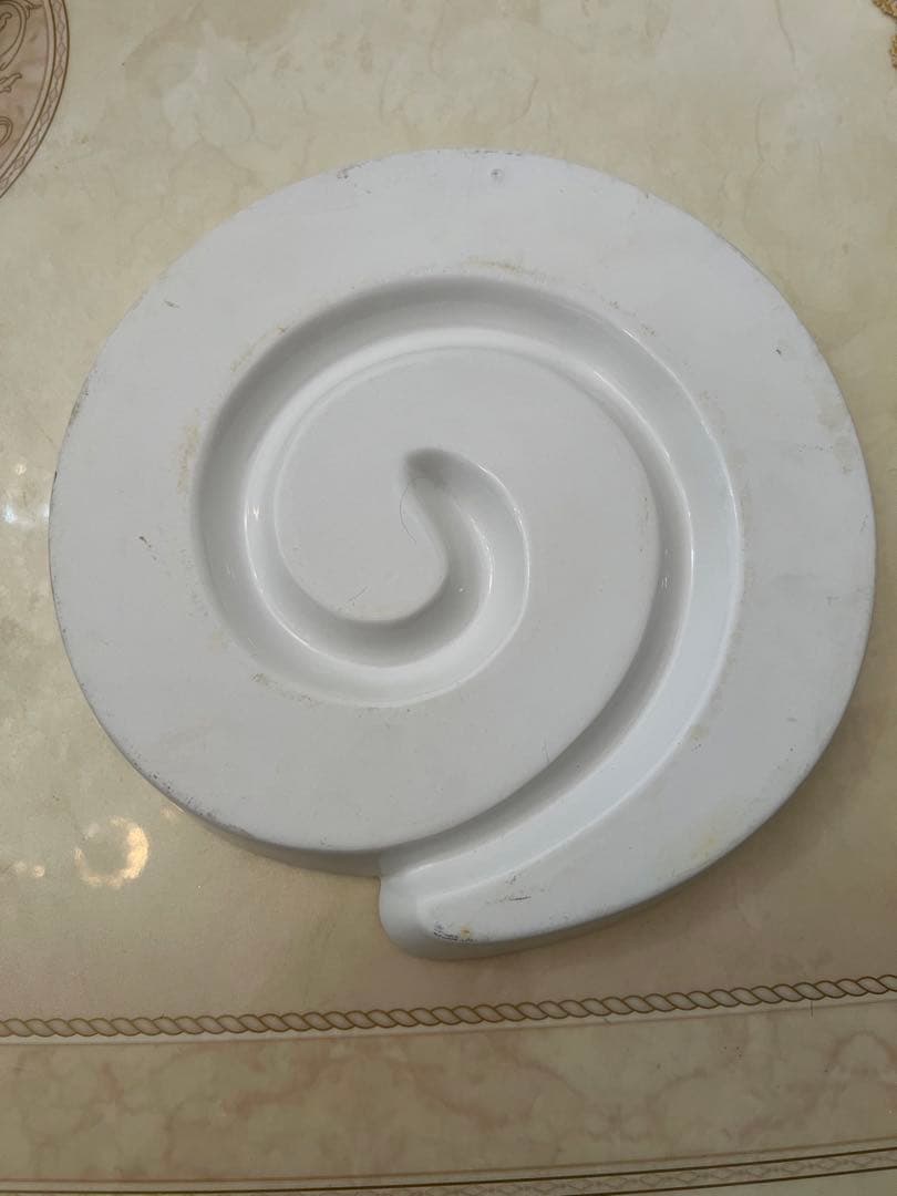 渦巻き陶器皿　白　26センチ