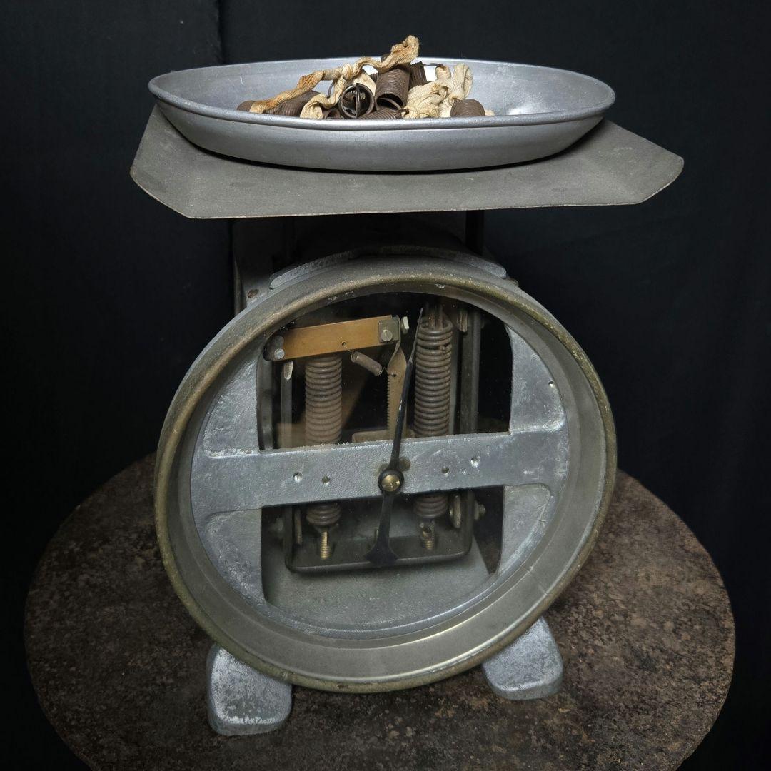 再出品　シンプルながらもアート性の高いシルバー色の昔の秤のオブジェ　アンティーク