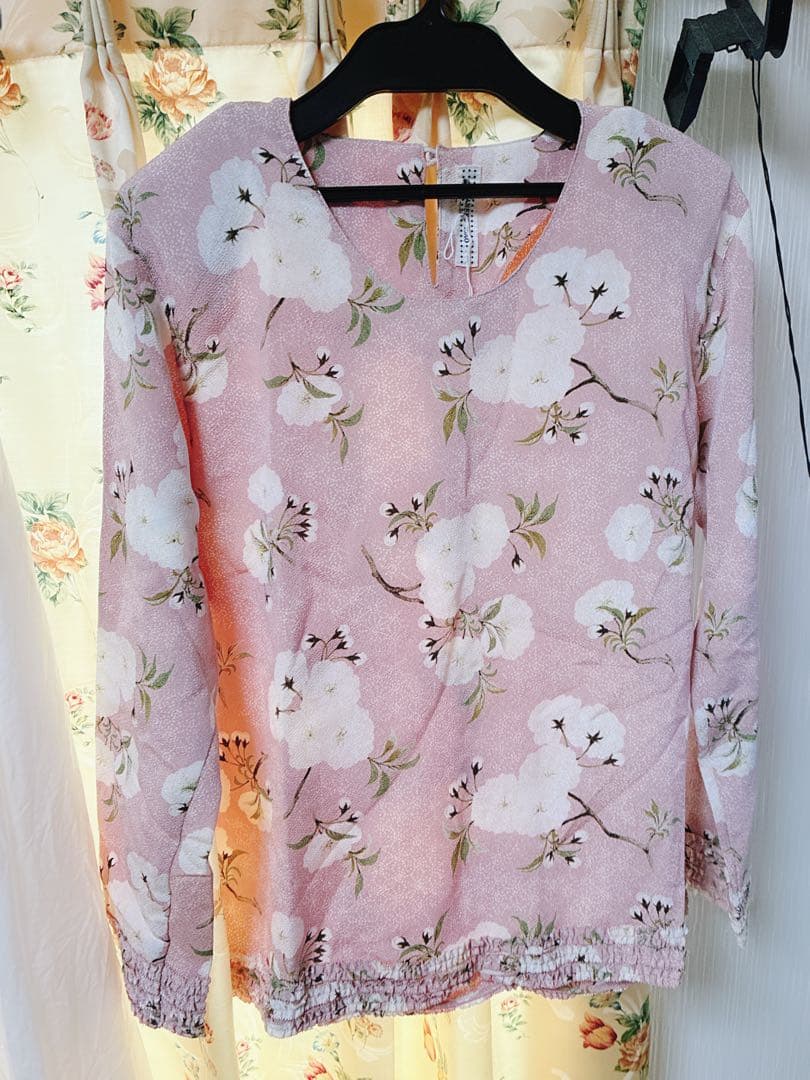 カネコイサオ　和柄 ちりめん 桜柄　フリル長袖ブラウス　ピンク系