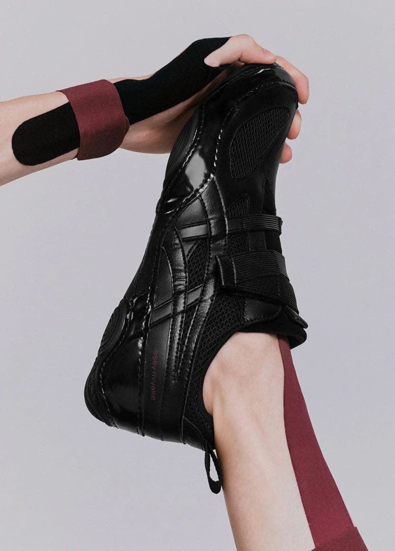 ISSEY MIYAKE × Asics Hyper Taping Black
