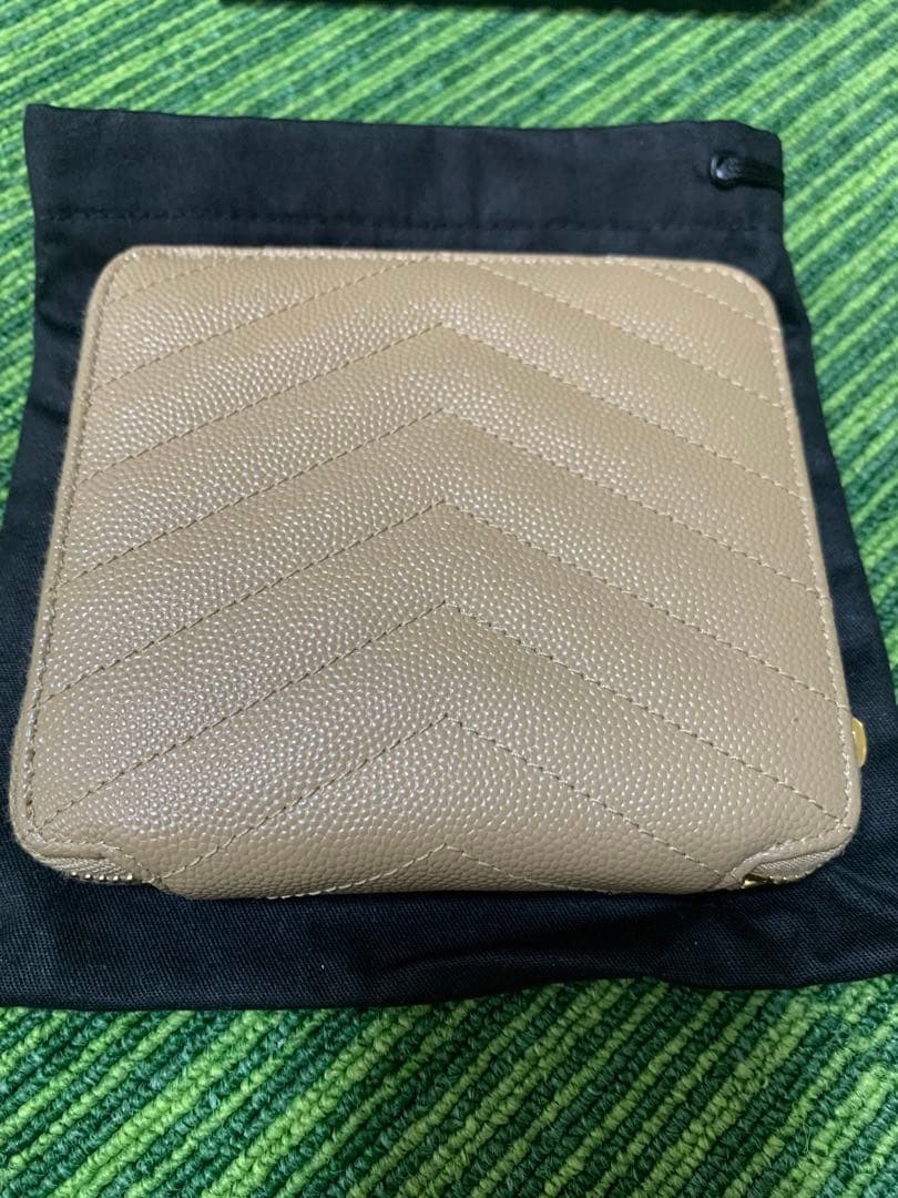 イヴ・サンローラン　YSL ベージュ キルティング 二つ折り財布