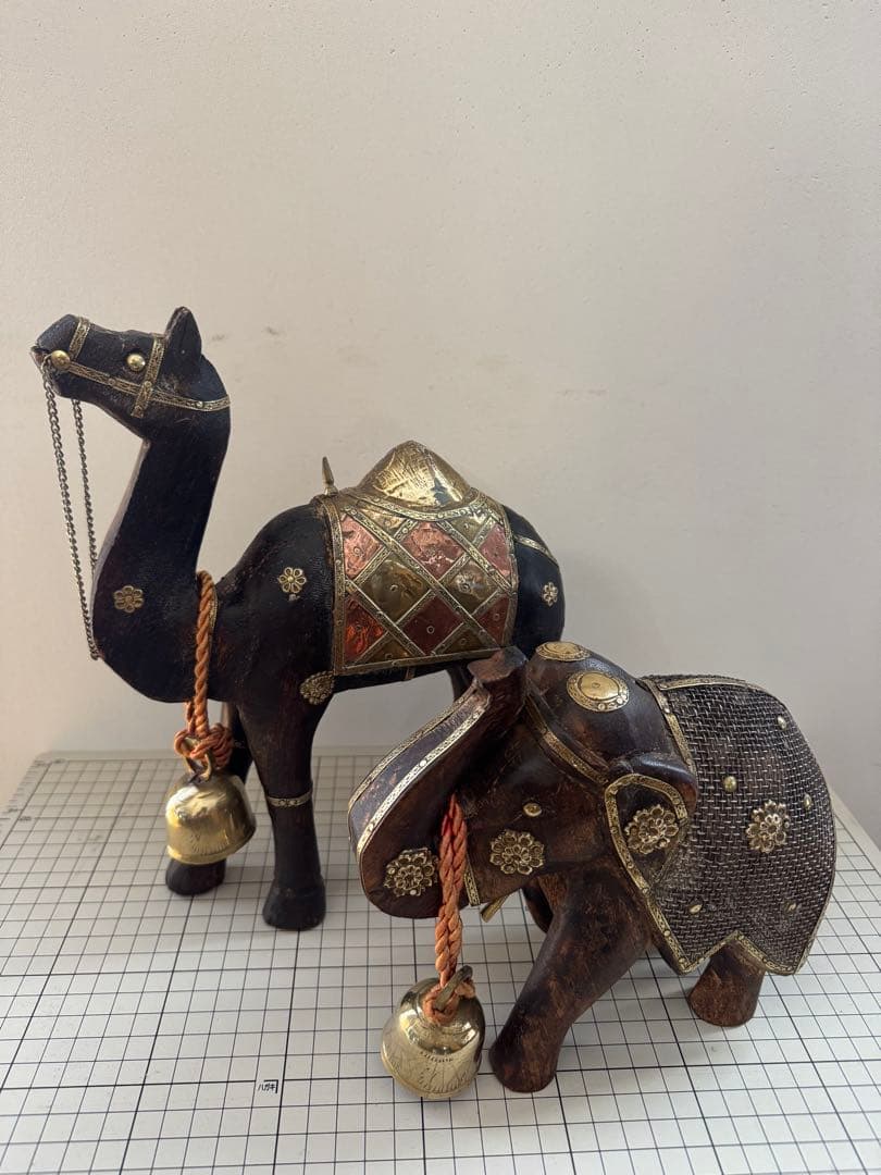 アラブで購入した木製置物セット（象とラクダ）