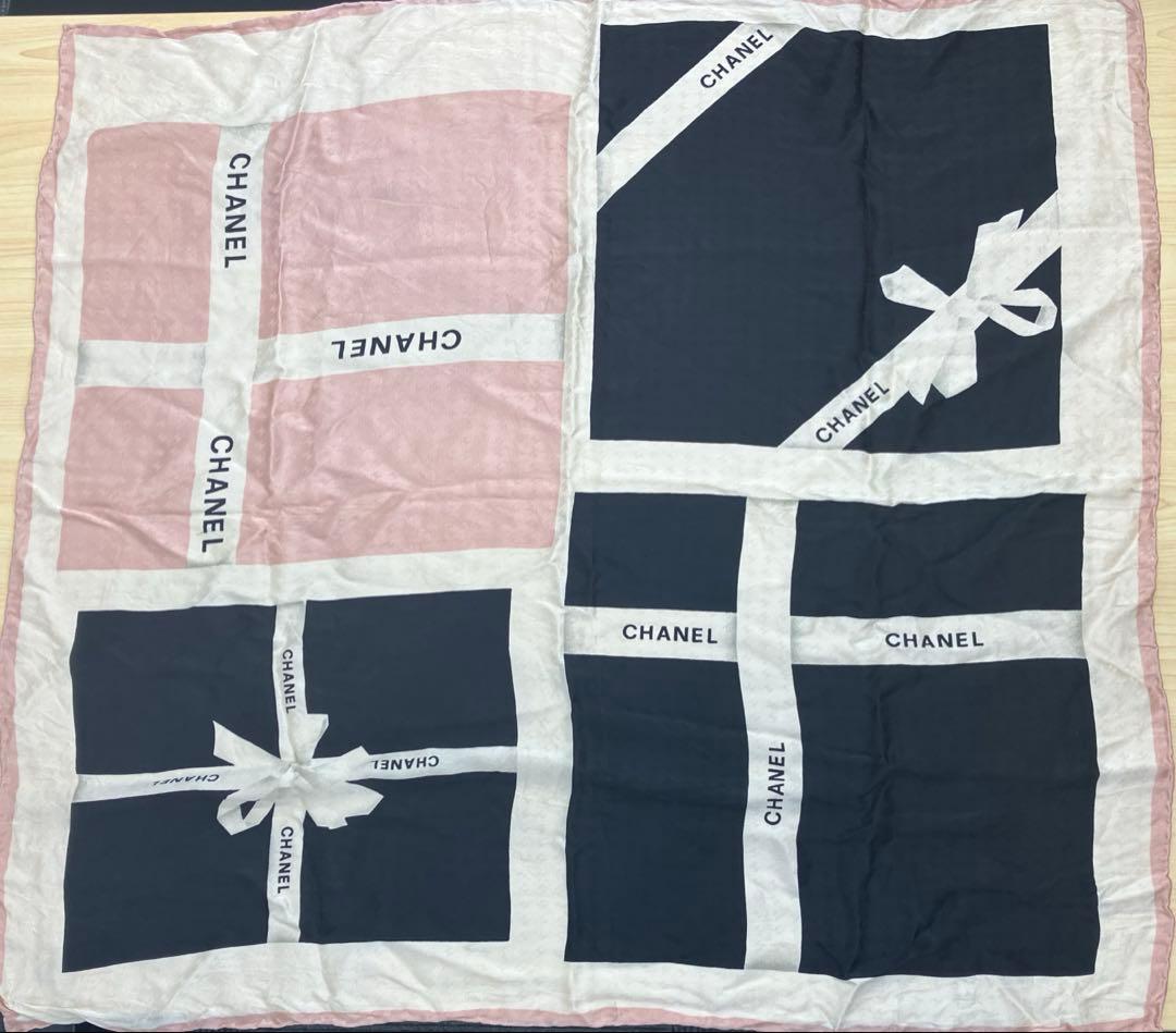 ゆな CHANEL プレゼントBOX柄 大判スカーフ ピンク×ブラック