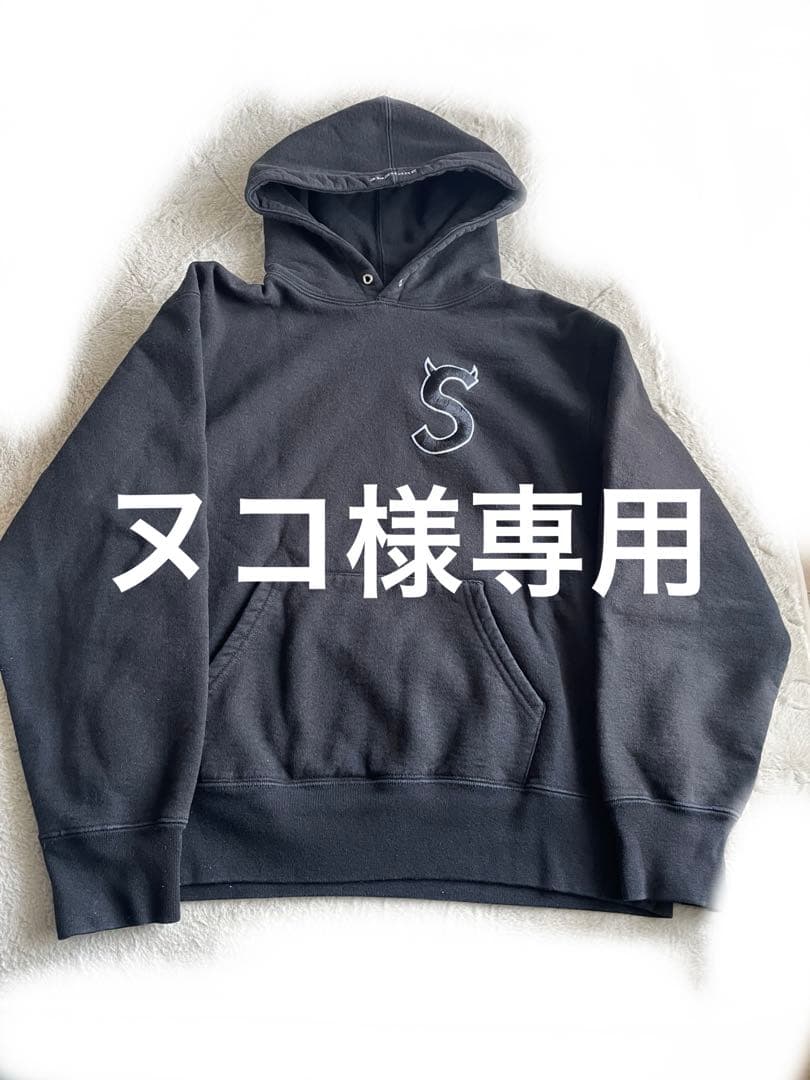 ブラック フード付きパーカー Sロゴ