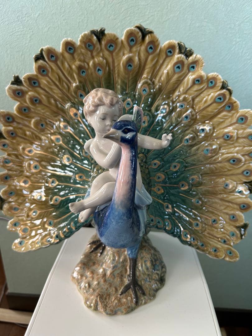 天使と孔雀の陶器置物