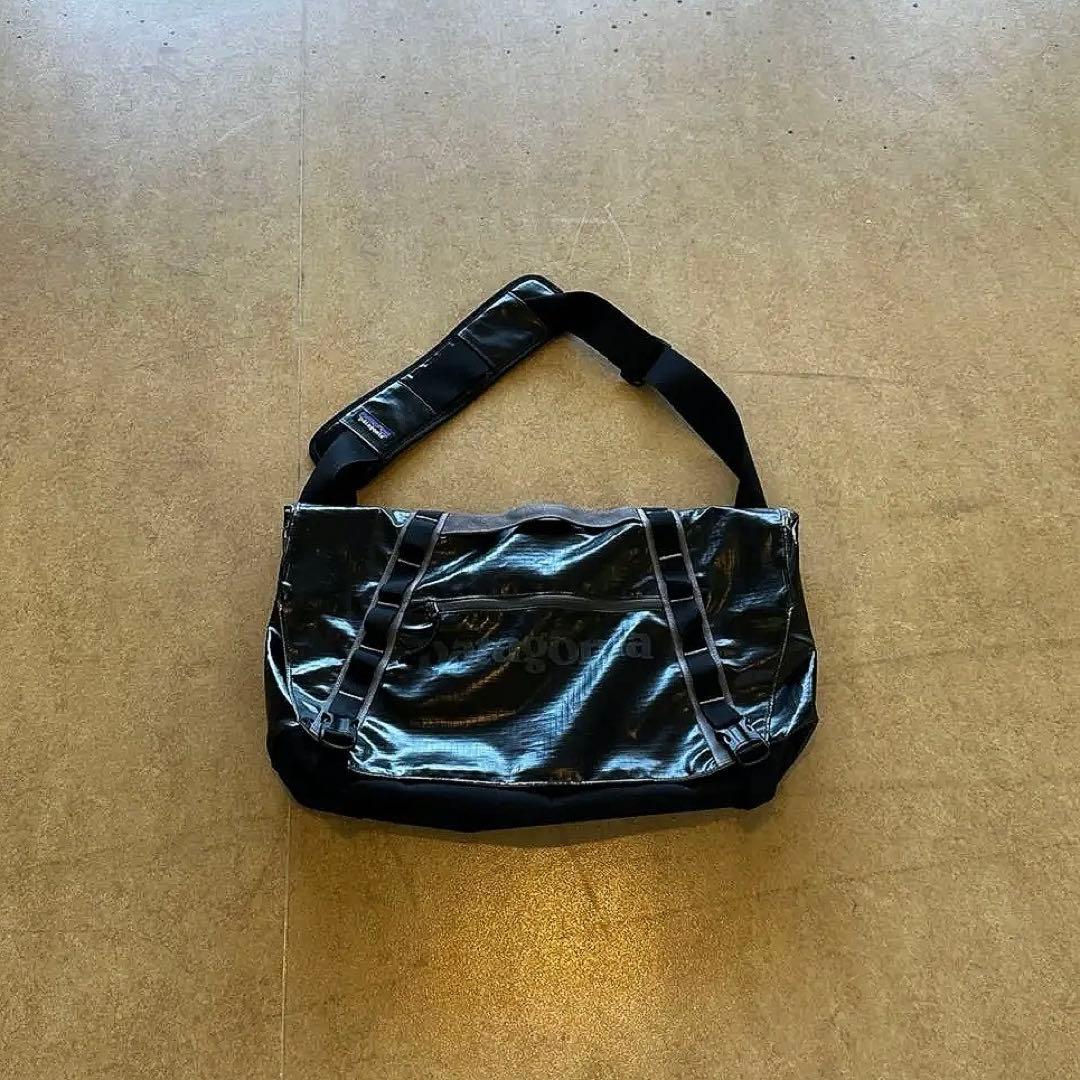Patagonia メッセンジャー　ショルダーバッグ　Y2K 　黒　エナメル 黒
