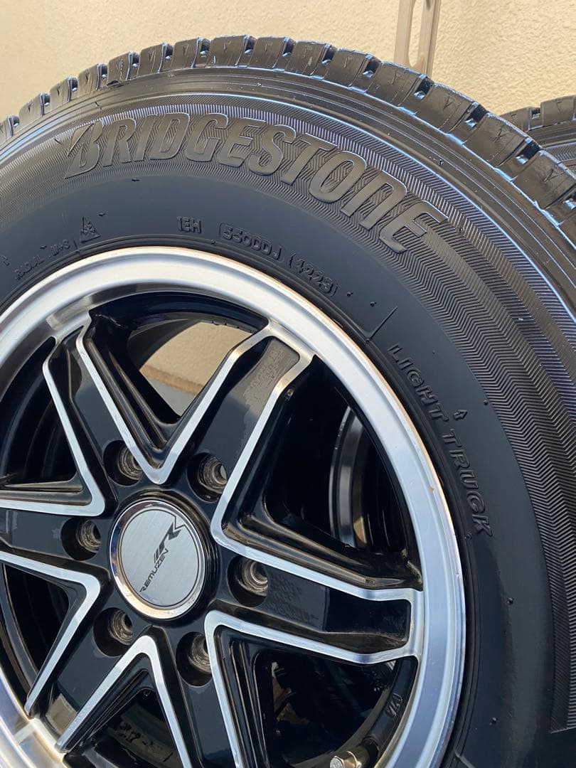 2023年製 ハイエース　スタッドレスタイヤ　ブリヂストン