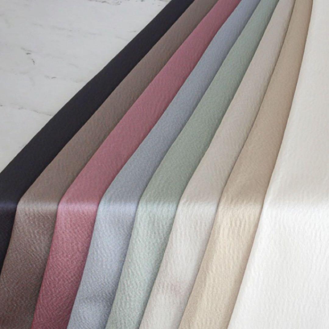 高級感あるダークベージュのドレープカーテン