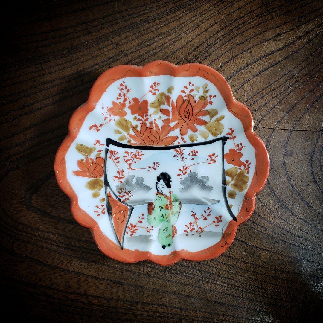 小皿　赤絵　人物　着物　振り袖　芸子　舞妓　金彩　訳あり　ニュウ