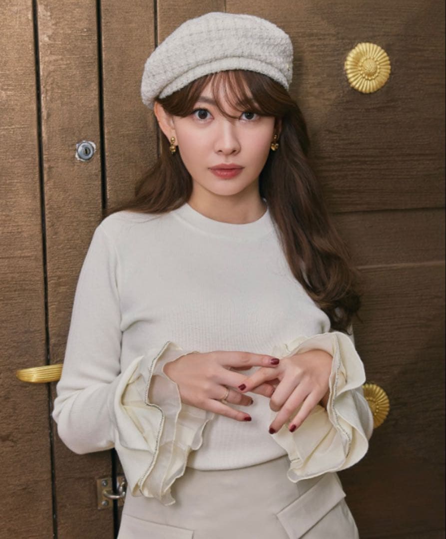 Her lip to Éclat Flared Sleeve Knit