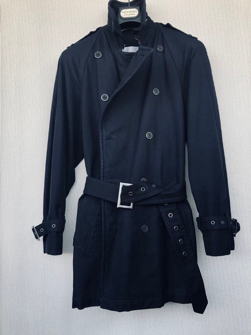 サンローランの黒トレンチコートです