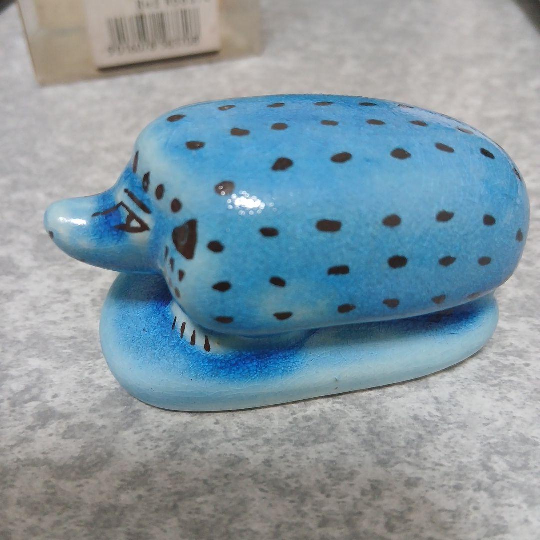 青いハリネズミ大英博物館のレプリカ陶器の置物