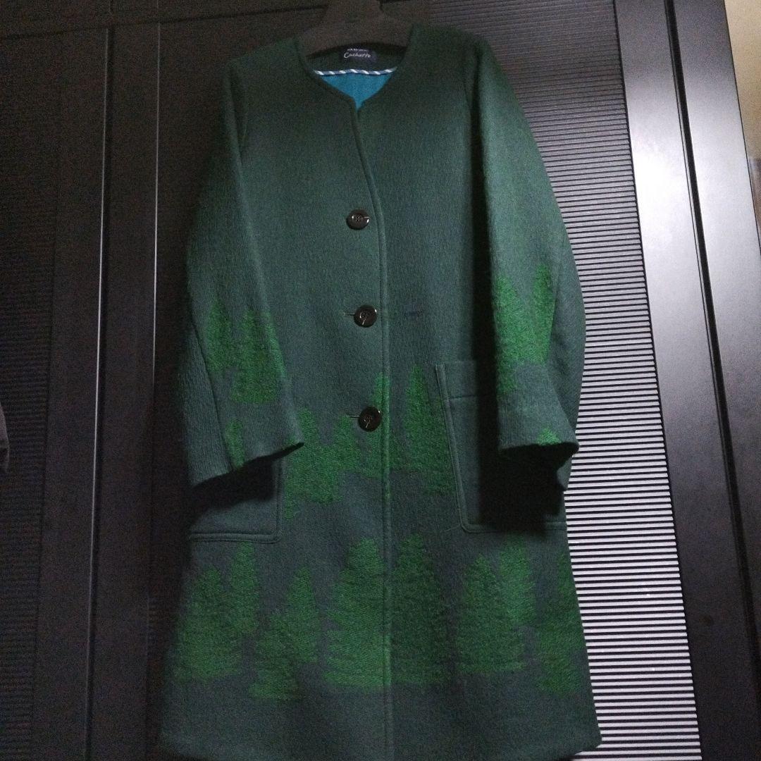 Shinanoコート・キャメルのニットベスト・ブルーのマフラーの3点