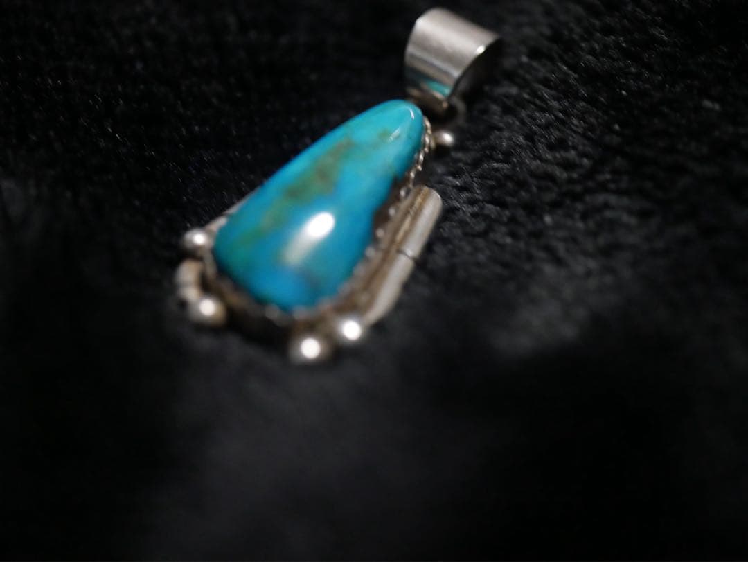 ⓐインディアンジュエリー　ナバホ族　レベッカグッドラック氏作ターコイズペンダント