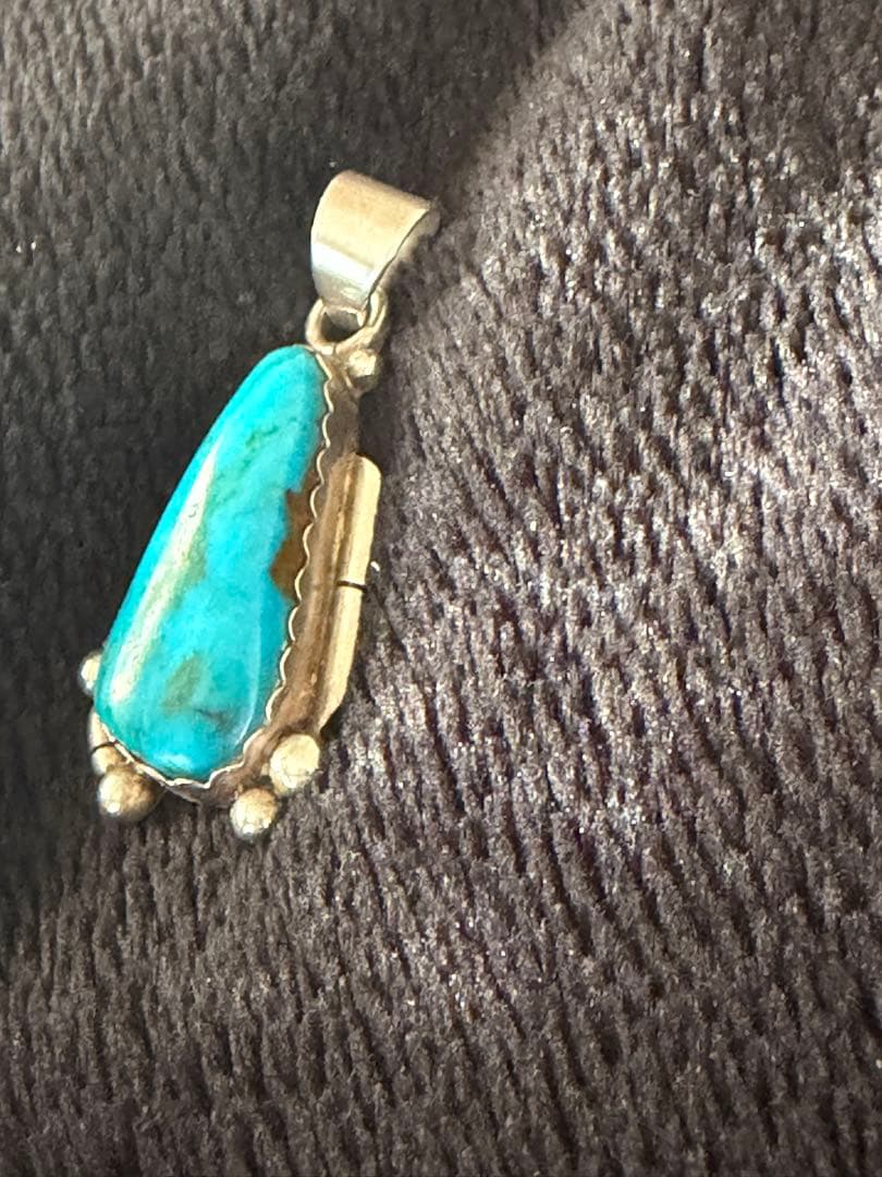 ⓐインディアンジュエリー　ナバホ族　レベッカグッドラック氏作ターコイズペンダント