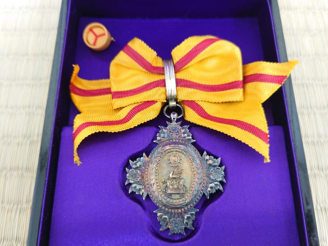 希少 勲八等宝冠章 略綬 共箱 勲章 当時物 婦人勲章