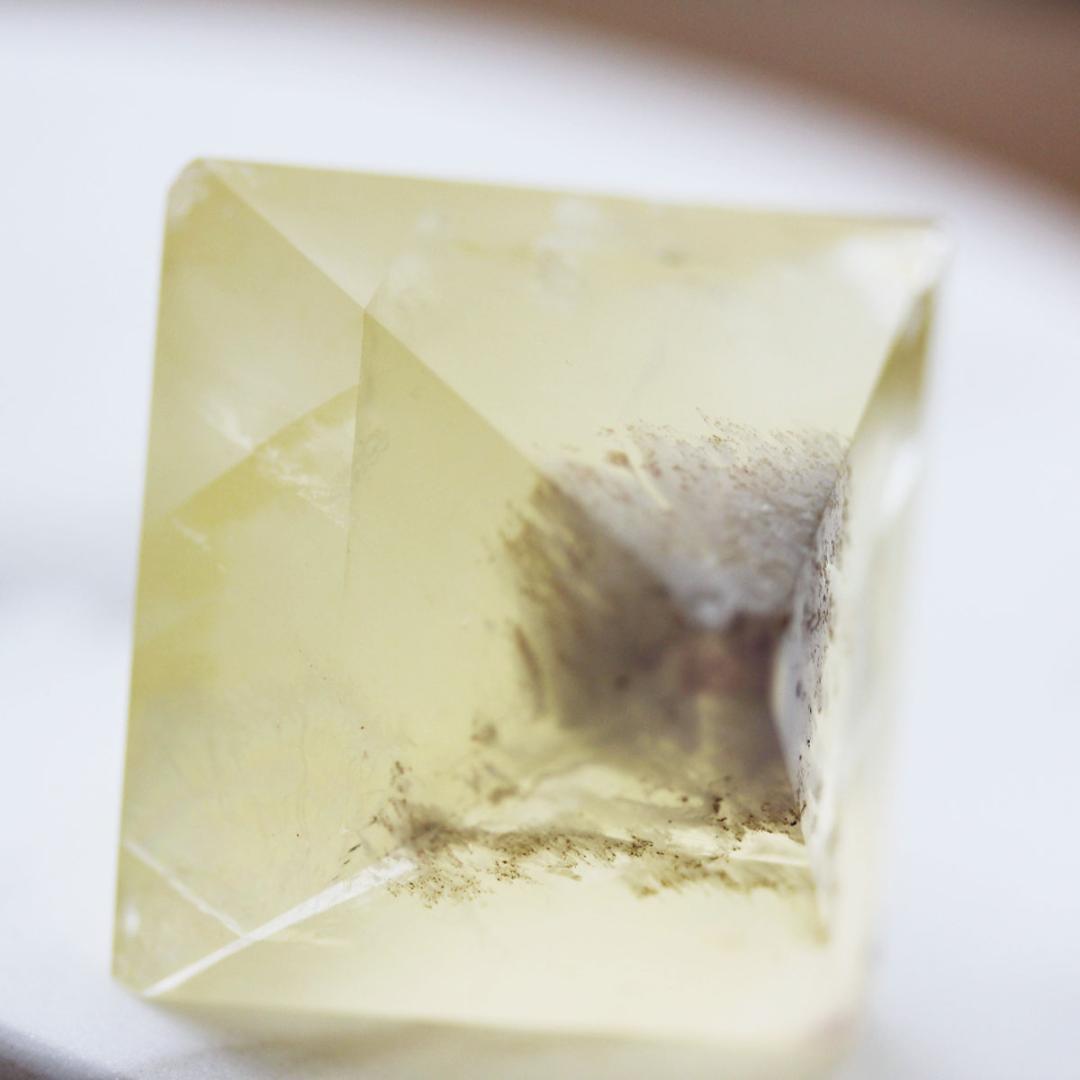 クリームイエロー 82g イリノイ産　フローライト 蛍石　八面体　原石　蛍石