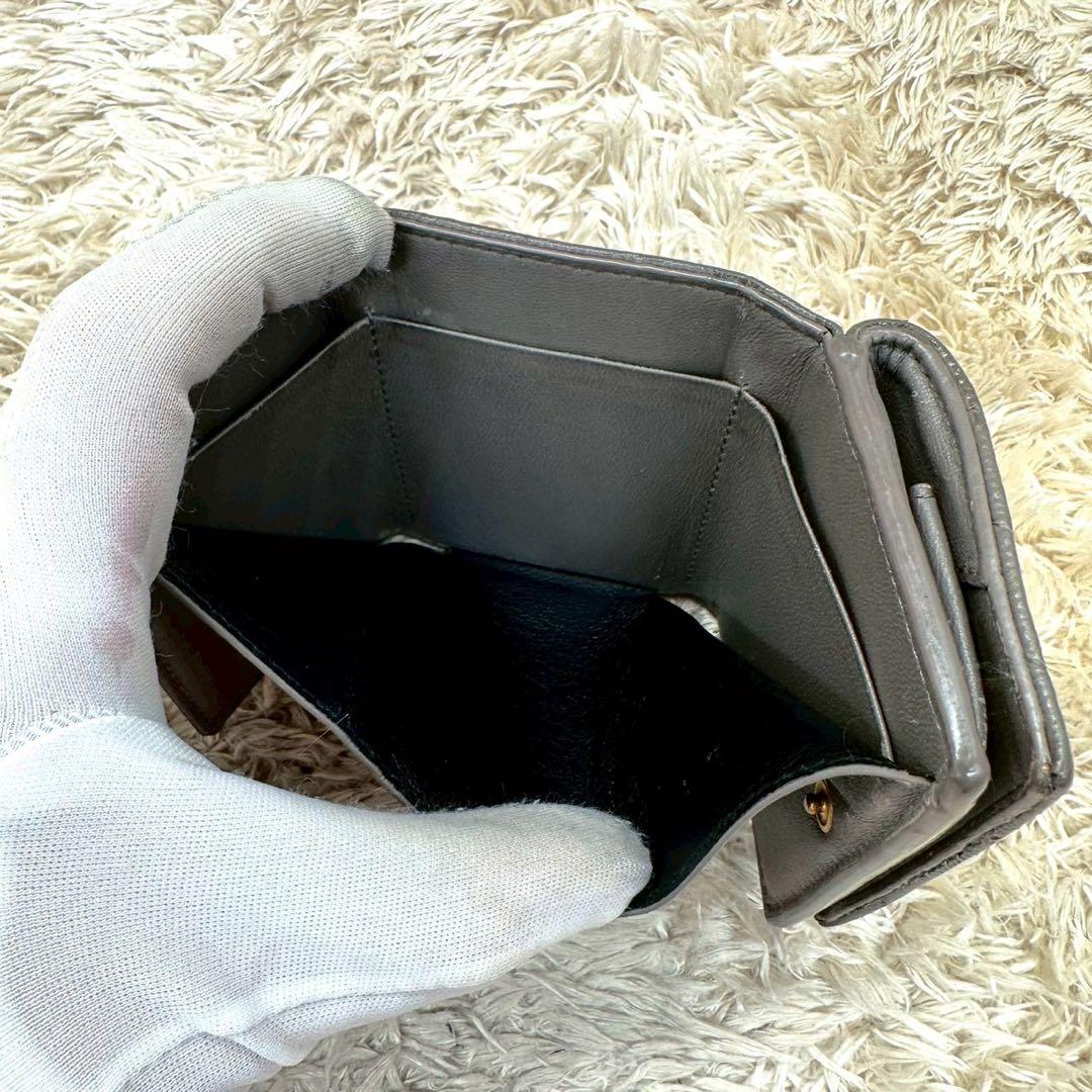 【美品】サンローラン 三つ折財布 グレー Vステッチ キャビアスキン YSL