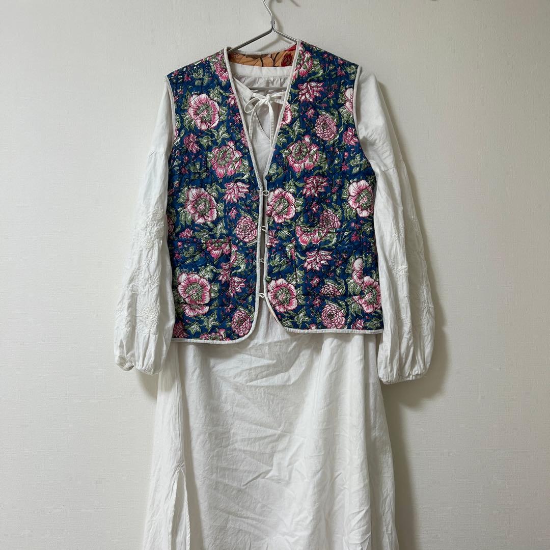 ハルモニチョッキ　キルトジャケット　花柄ベスト　リバーシブル　ポケット付き