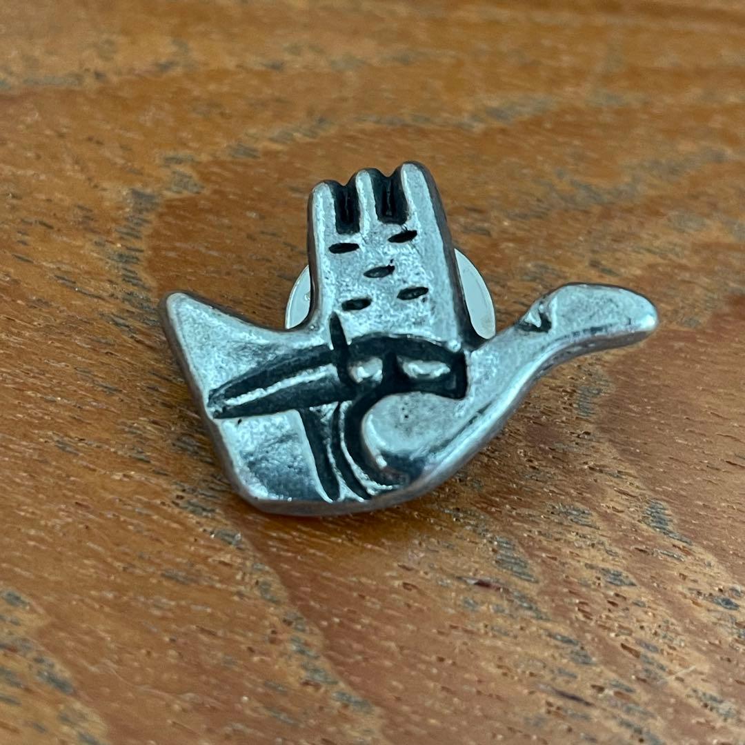 Le Corbusier open hand pin badge コルビュジエ