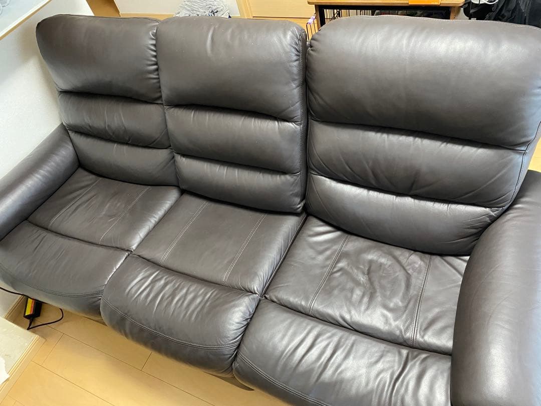 ニトリ　3人掛け電動テーブル付きリクライニングソファ(Nビリーバ2革)