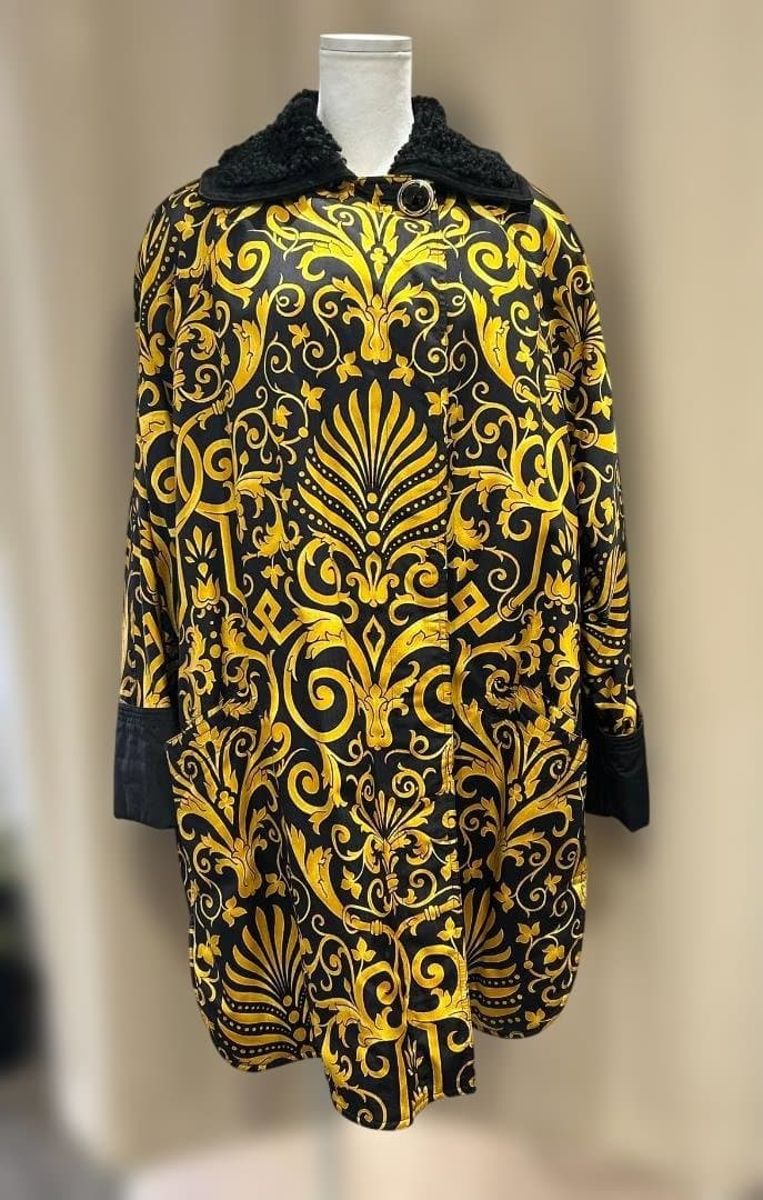 GIANNI VERSACE　ジャンニヴェルサーチ　バロック柄シルクコート