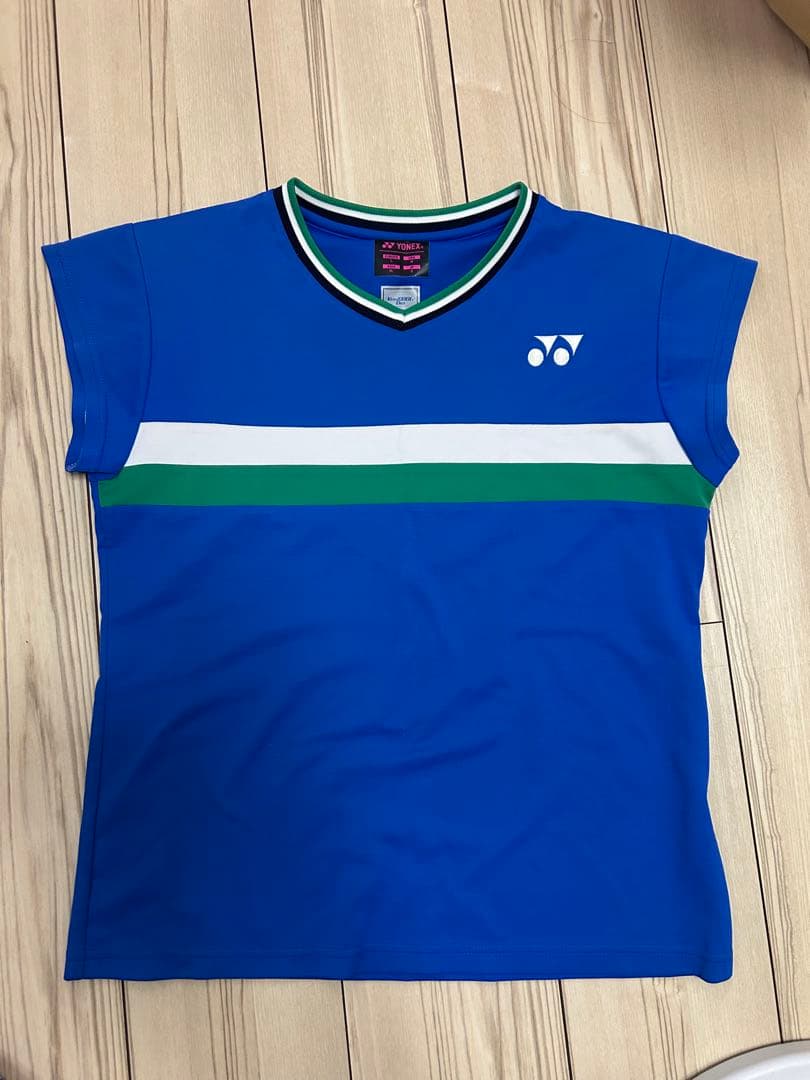 青いストライプVネックTシャツ