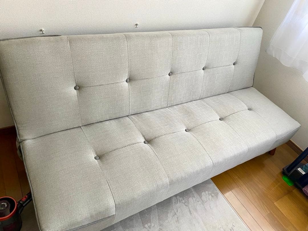 引取り限定　グレーのボタン付きファブリックソファ