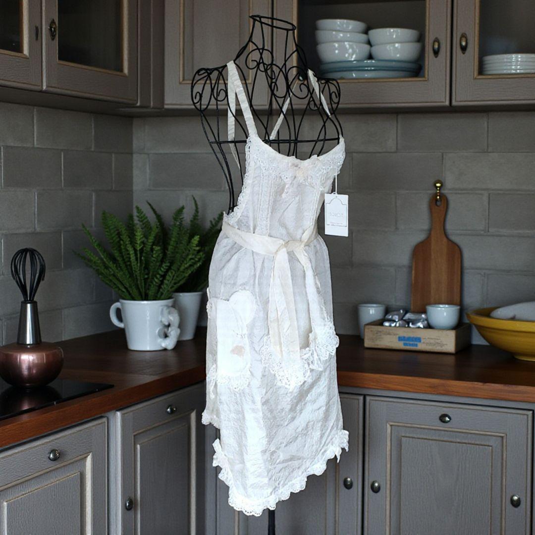 【新品未使用】ヒスクローネ さえら お昼寝中の動物さんポケットのついたエプロン