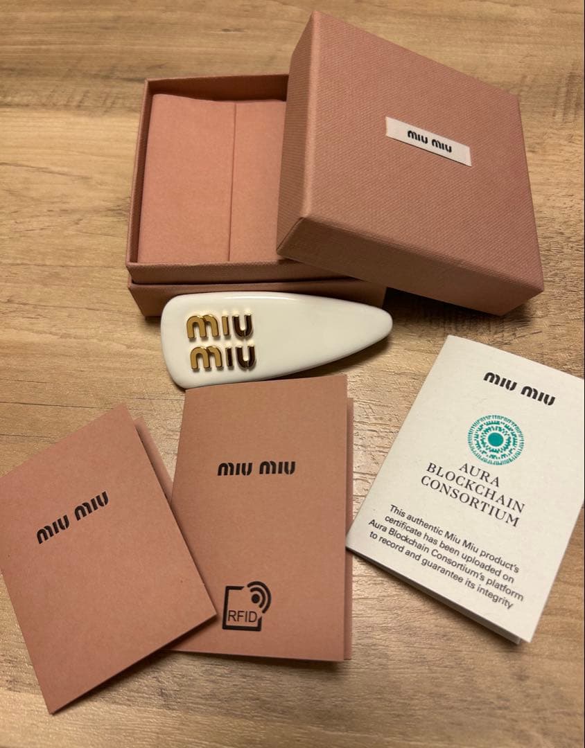 miumiu ヘアバレッタ ヘアクリップ 白 ホワイト