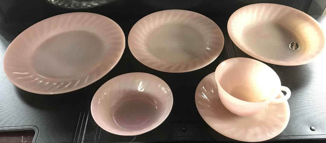 FKスワールピンク　デイナー用5点セット（カップ＆ソーサ、プレート２，ボウル２）