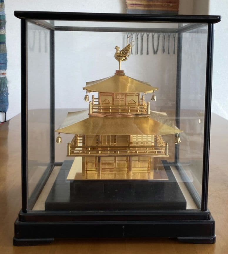 金色の金閣寺 置物 透明ケース付き