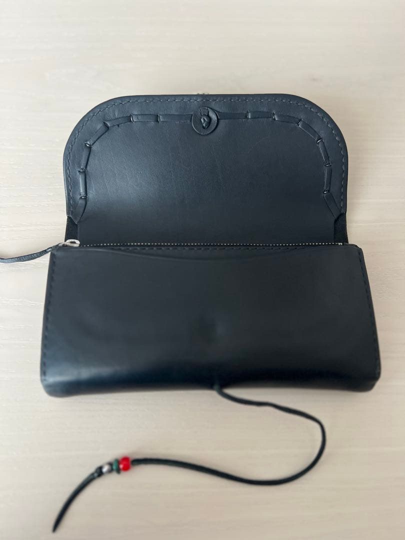 本革　スタッズ、コンチョ付長財布