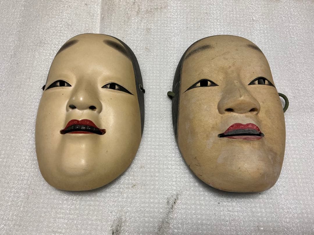 能面２つセット。木製。【中古品　古民家より譲り受けました】。