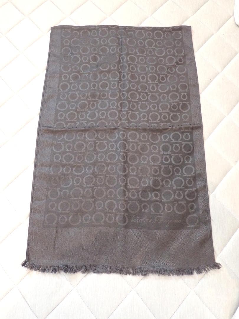 Salvatore Ferragamo 美品☆ロングストール シルク70％