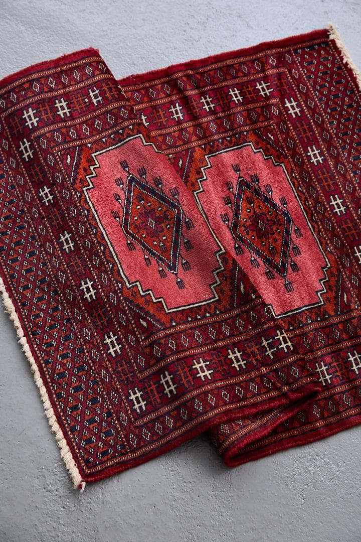 ヴィンテージラグ　トライバルラグ　ラホール産（94×61cm）赤　ピンク　黒