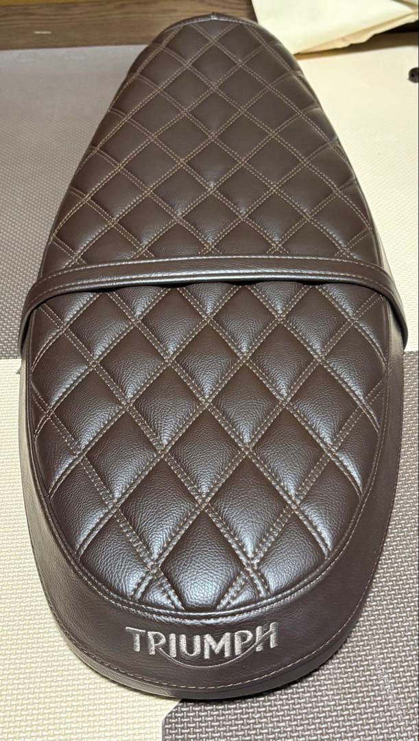 トライアンフ純正オプションキルティングベンチシート