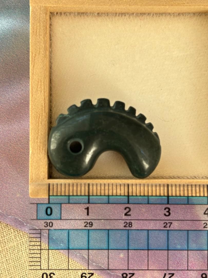 出雲石　勾玉　獣型　鬣型　碧玉　ブラッドストーン