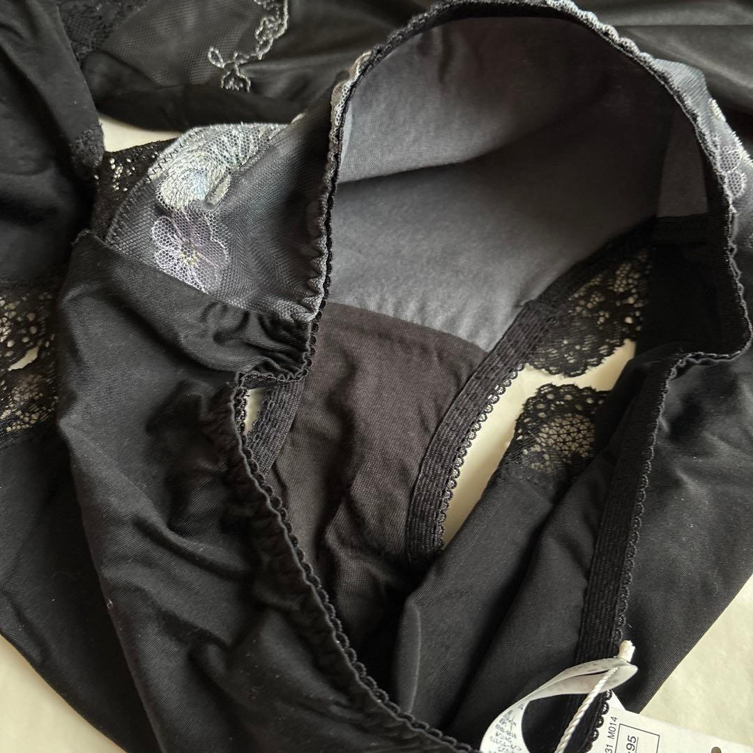 4点セットTriumph レッドレーベル　ブラ(C70)ショーツ&キャミ〜黒系