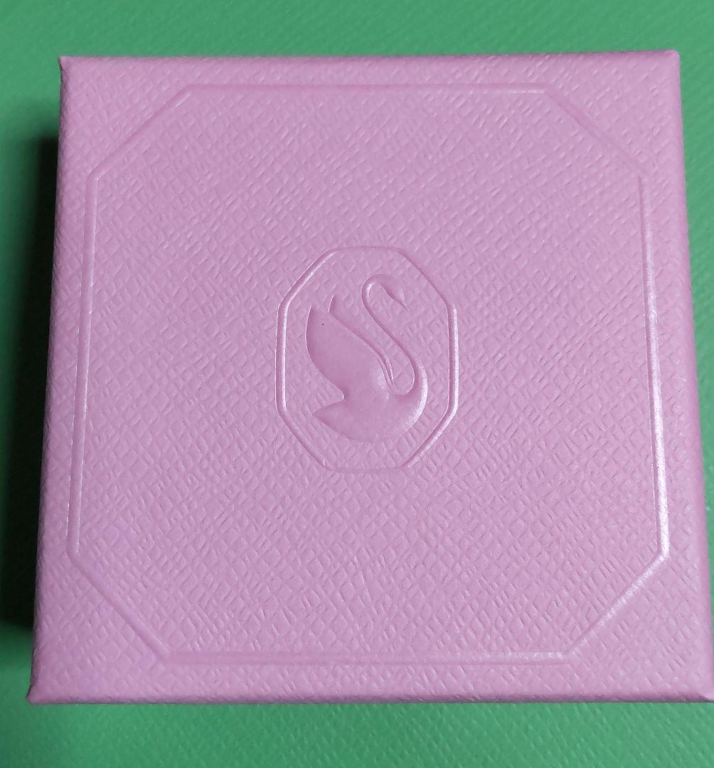 Swarovski グリーン ドロップ型チヤーム&フープピアス