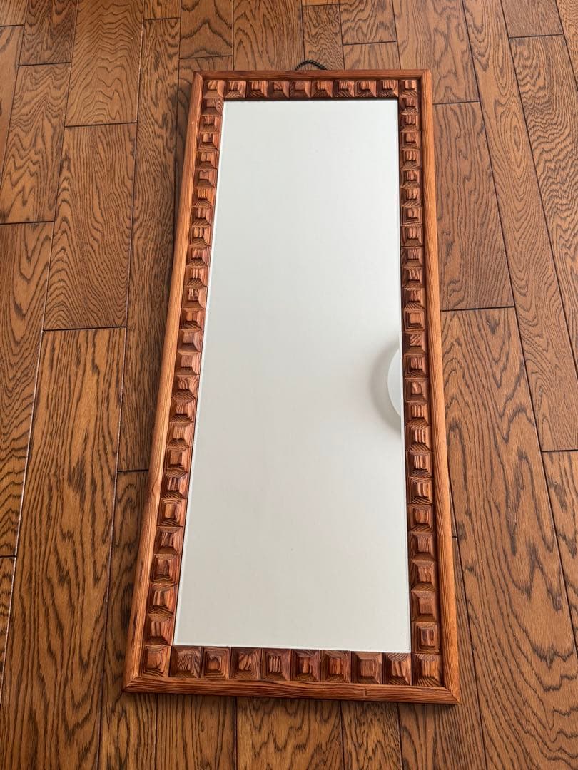 彫刻入り木製フレームの壁掛けミラー