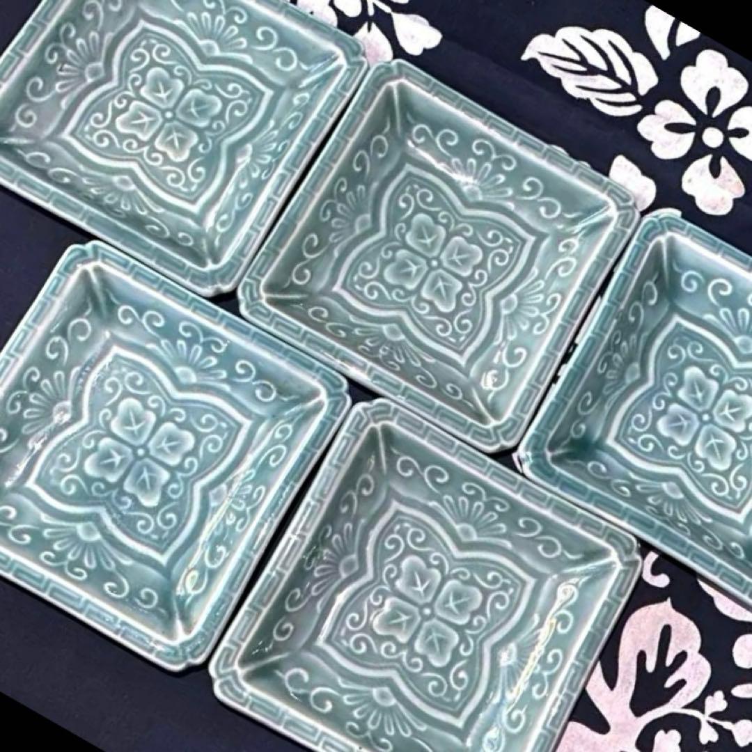 骨董・アンティーク　渋草焼　陽刻の美しい五陶青磁　四角皿　五客組　花唐草紋様