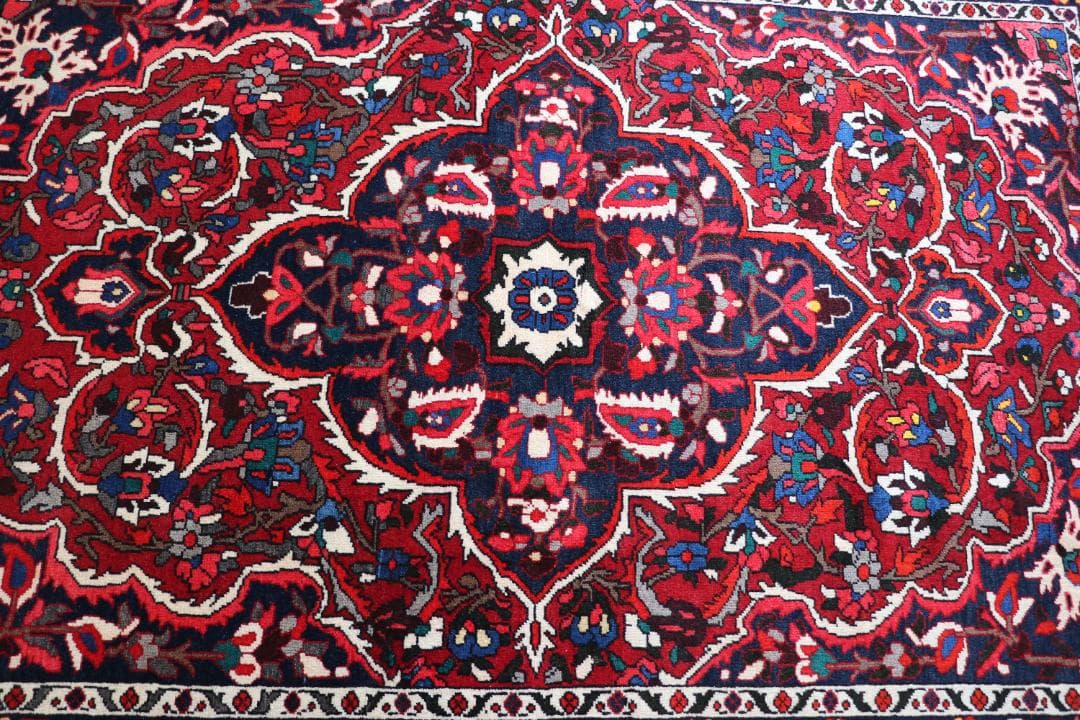 ＜１点物＞　ペルシャ絨毯　バクティアリ　２０５×１４５ｃｍ　ヴィンテージラグ