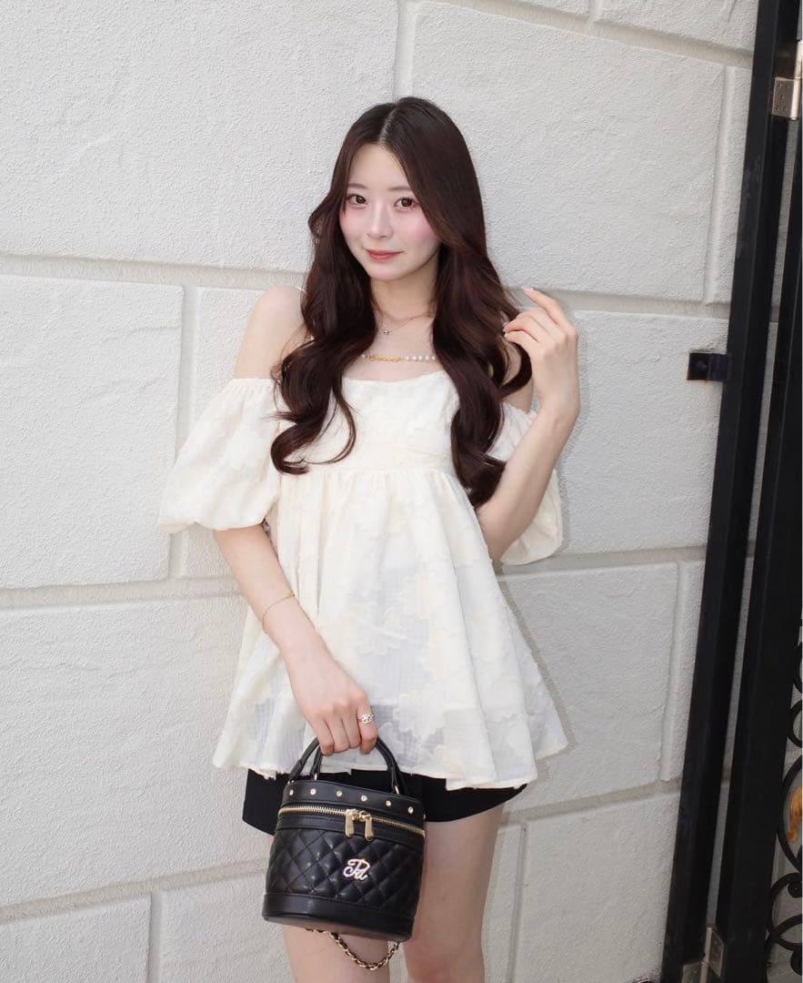 POMME チャームトップス　アイボリー オフショルダー フレアトップス